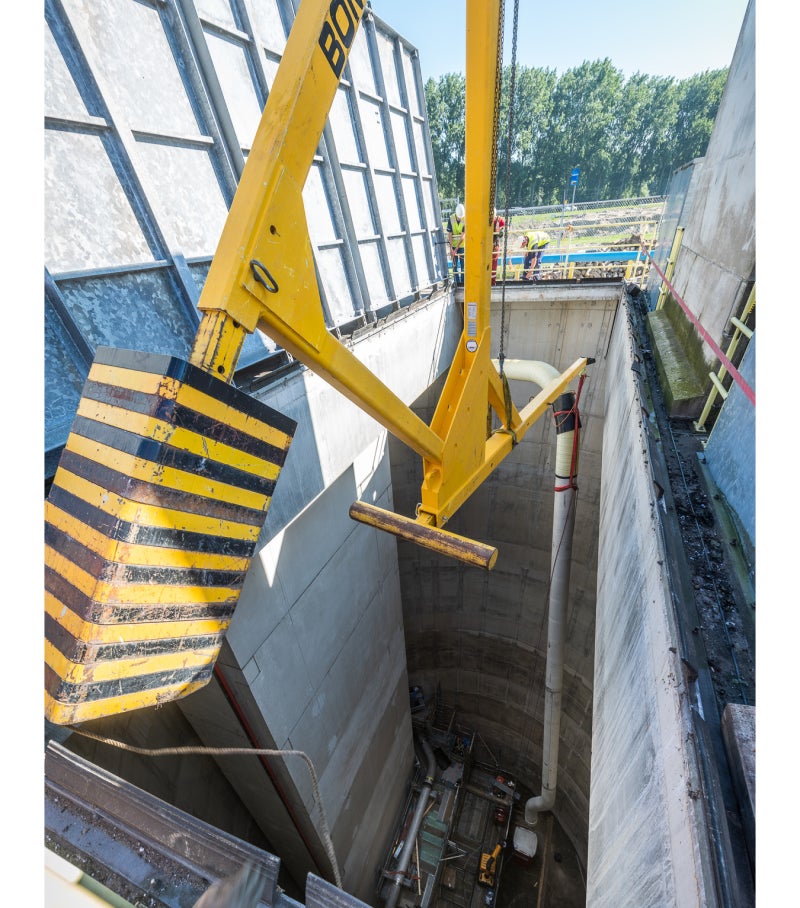 Inhijsen van de leidingen.