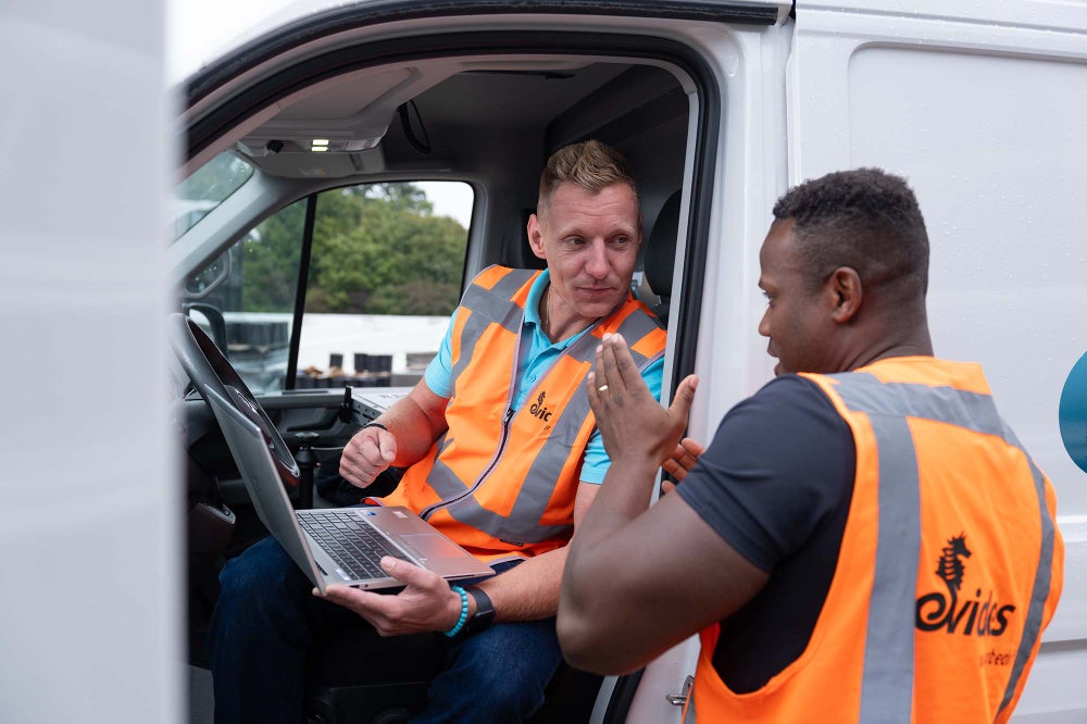 Evides medewerkers in overleg.