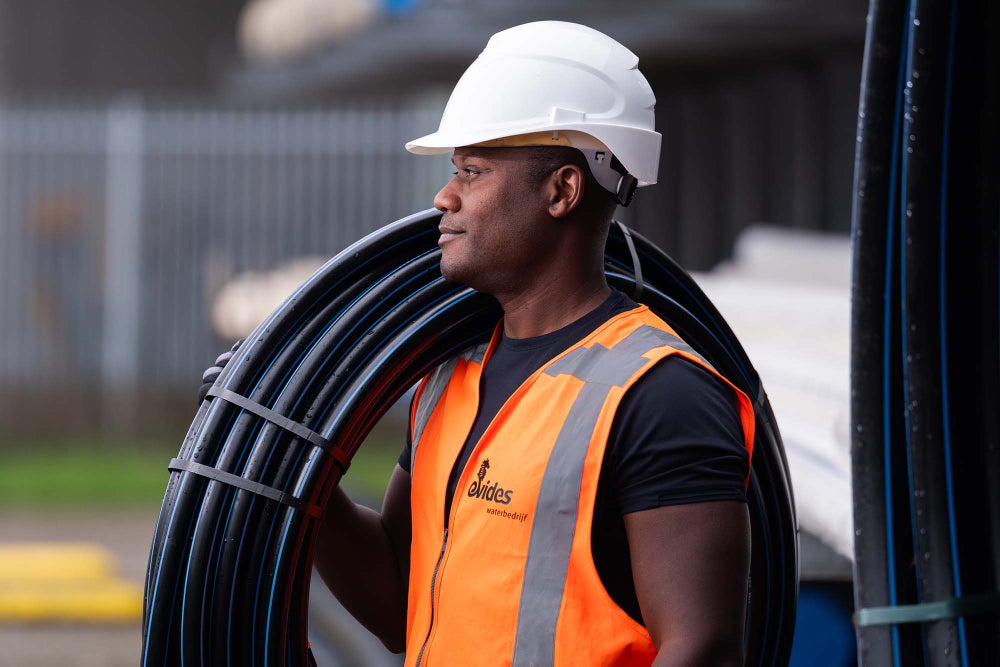 Evides medewerker draagt rol met waterleidingen