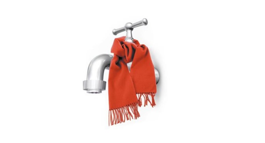 Een kraan met een sjaal eromheen gewikkeld
