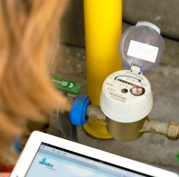 Vrouw bekijkt haar Meterstand