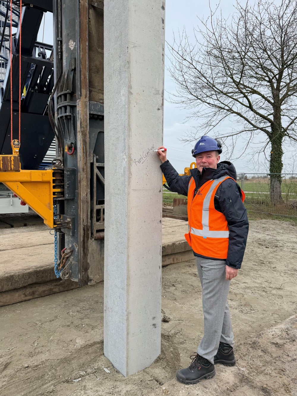 Directeur Bart Combee zet handtekening op de eerste paal.