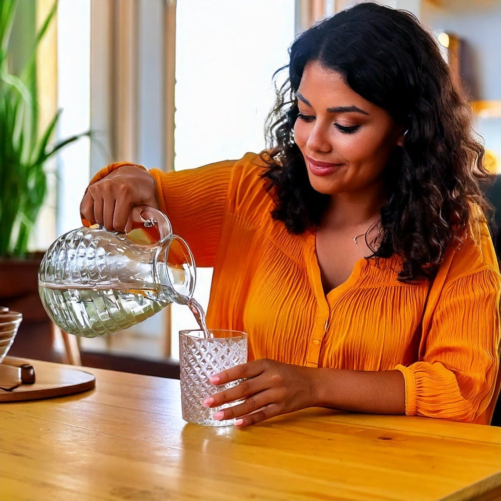 Vrouw schenkt water in