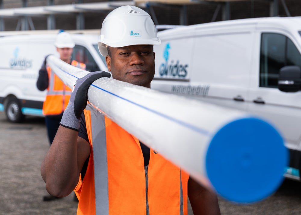 Monteurs Evides dragen leiding