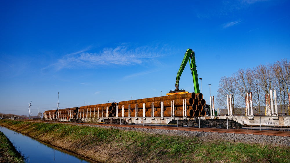 Buizen worden van een trein gehaald.