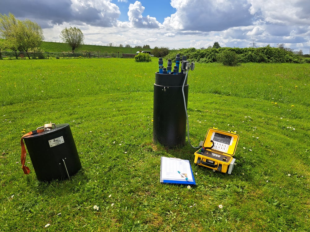 Grasveld met apparaten
