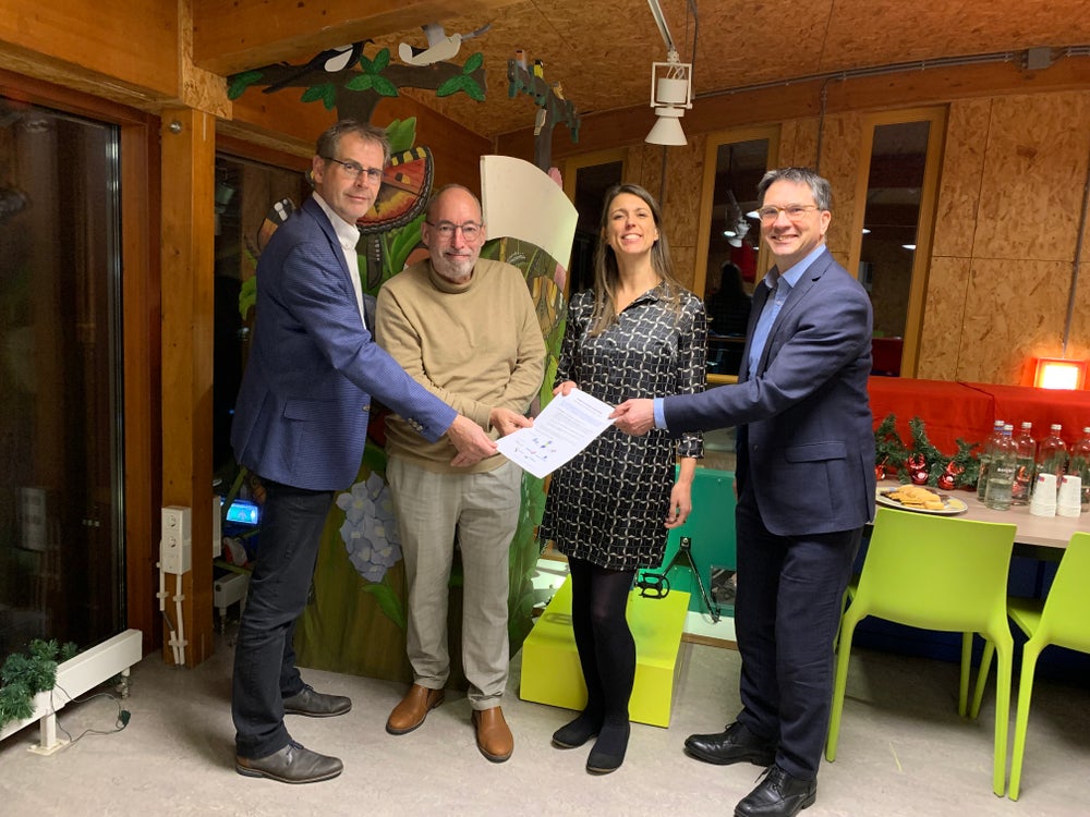 De leden van de stuurgroep met de samenwerkingsovereenkomst, vlnr:  Ralph Lafleur (wethouder Hendrik-Ido-Ambacht), Henk van der Drift (Heemraad waterschap Hollandse Delta), Tanja de Jonge (wethouder Dordrecht), Rob Kreutz (Manager Bestuursondersteuning Evides Waterbedrijf). Goos den Hartog (Heemraad waterschap Rivierenland) tekende de overeenkomst in het nieuwe jaar in het Aquarama.