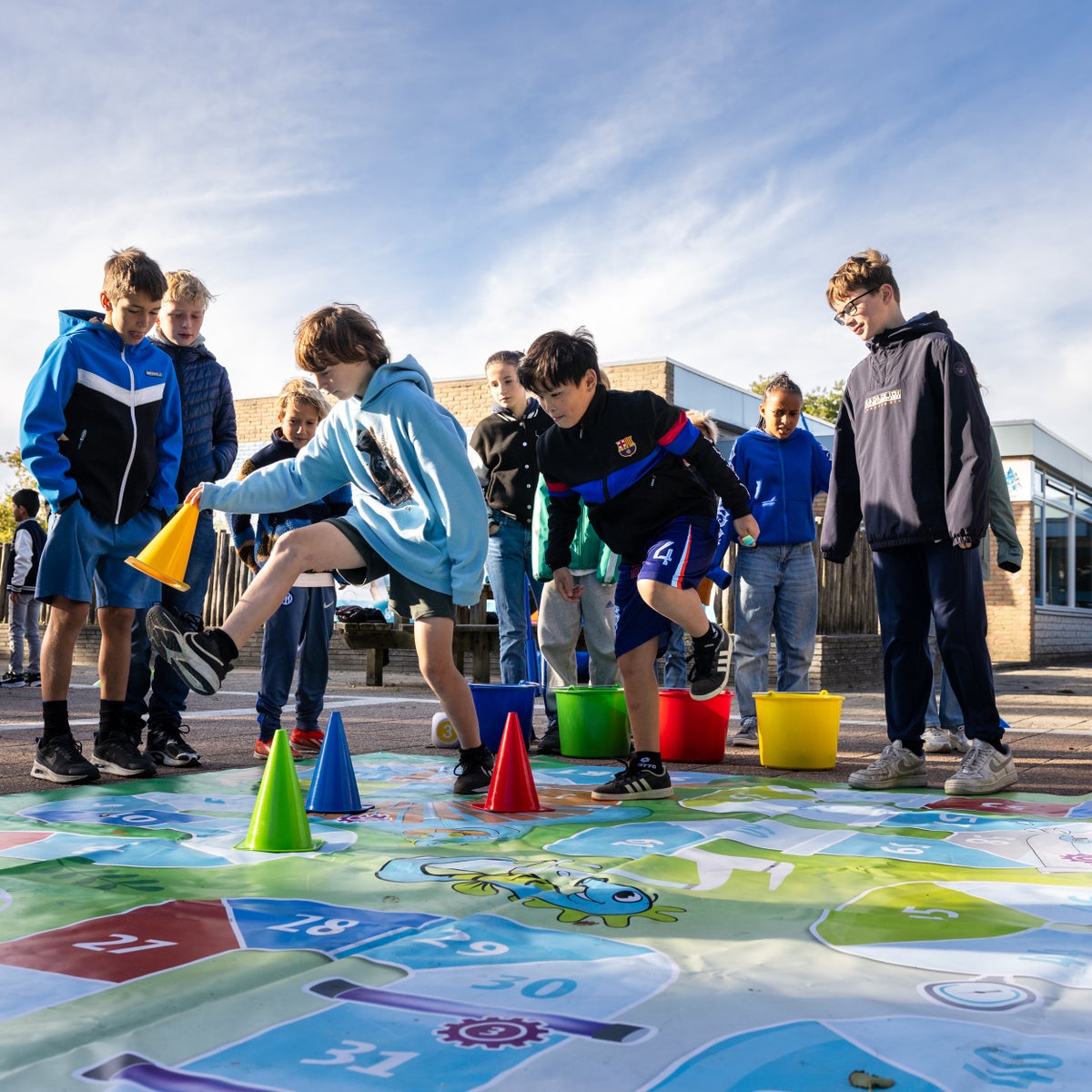 Kinderen spelen een watereducatiespel