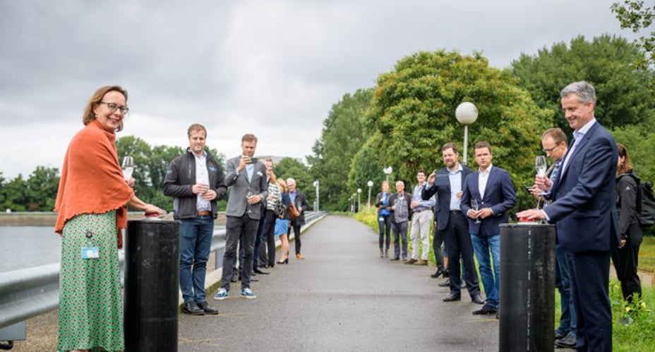 Druk op de rode knop,  officiële opening Europa's grootste zonvolgende drijvende zonnepark