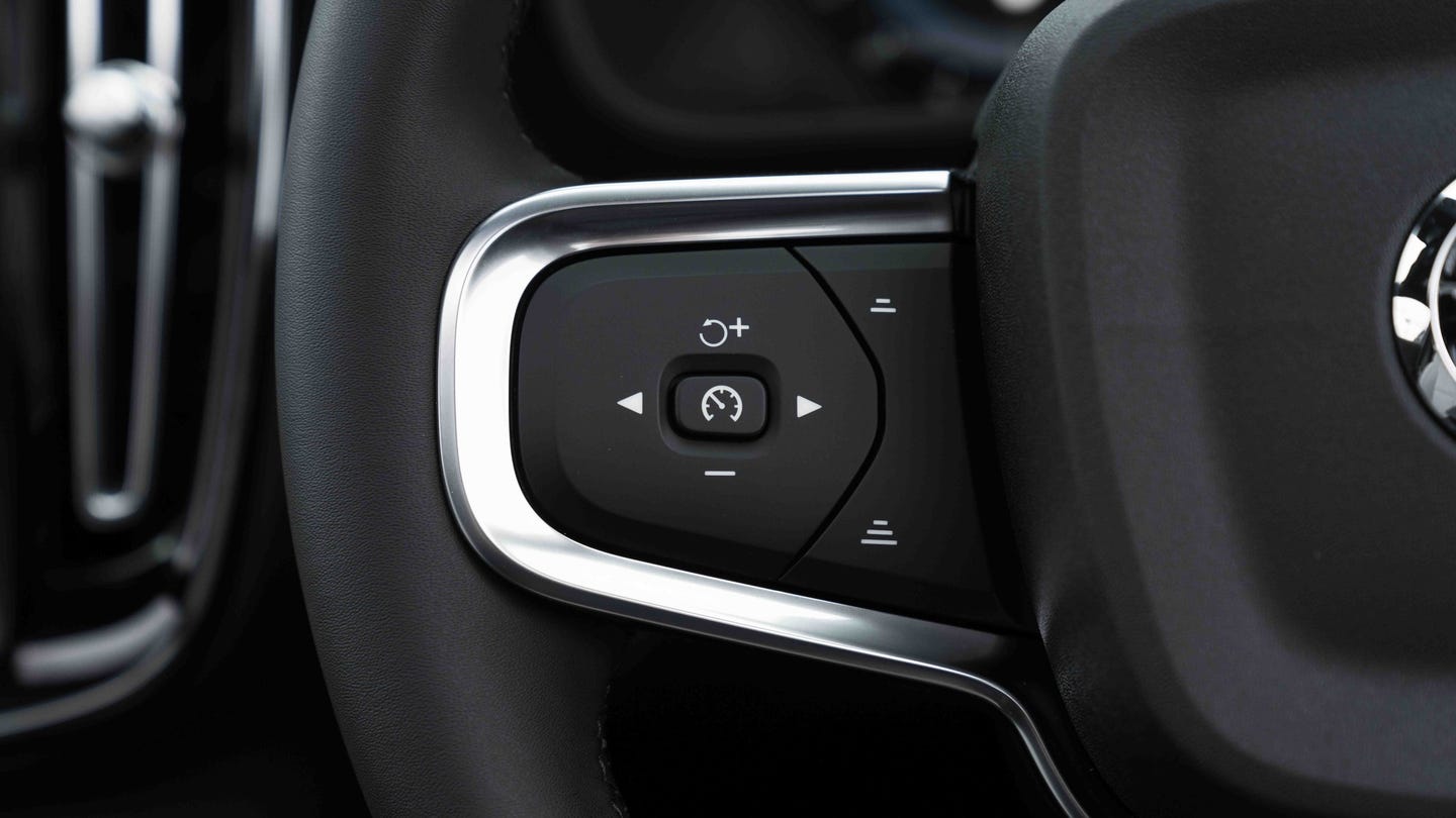 Volvo EX40 steering wheel buttons