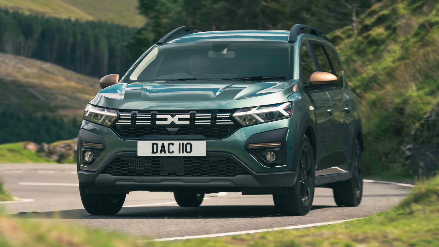 Dacia Jogger driving front view