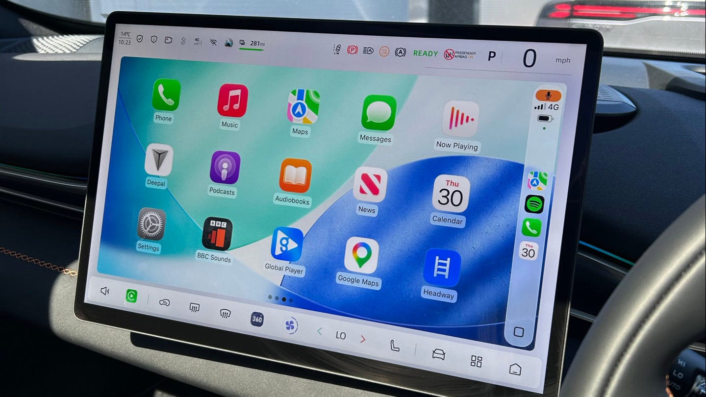 Apple CarPlay screen in Changan Deepal S05