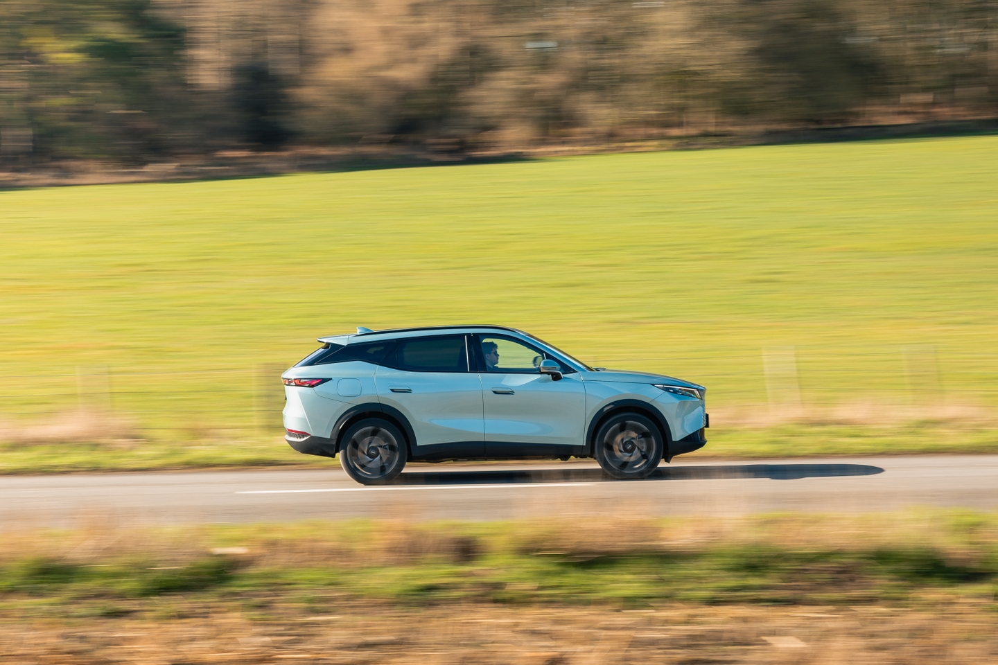 Omoda 7 side driving