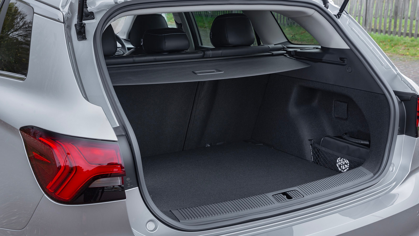 MG5 EV review – boot space