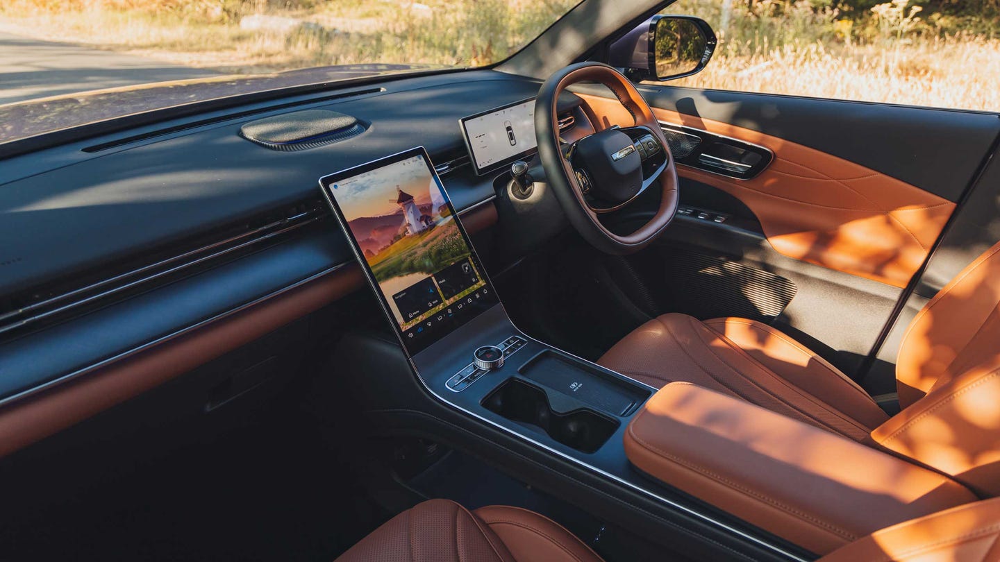 Lepas L8 interior