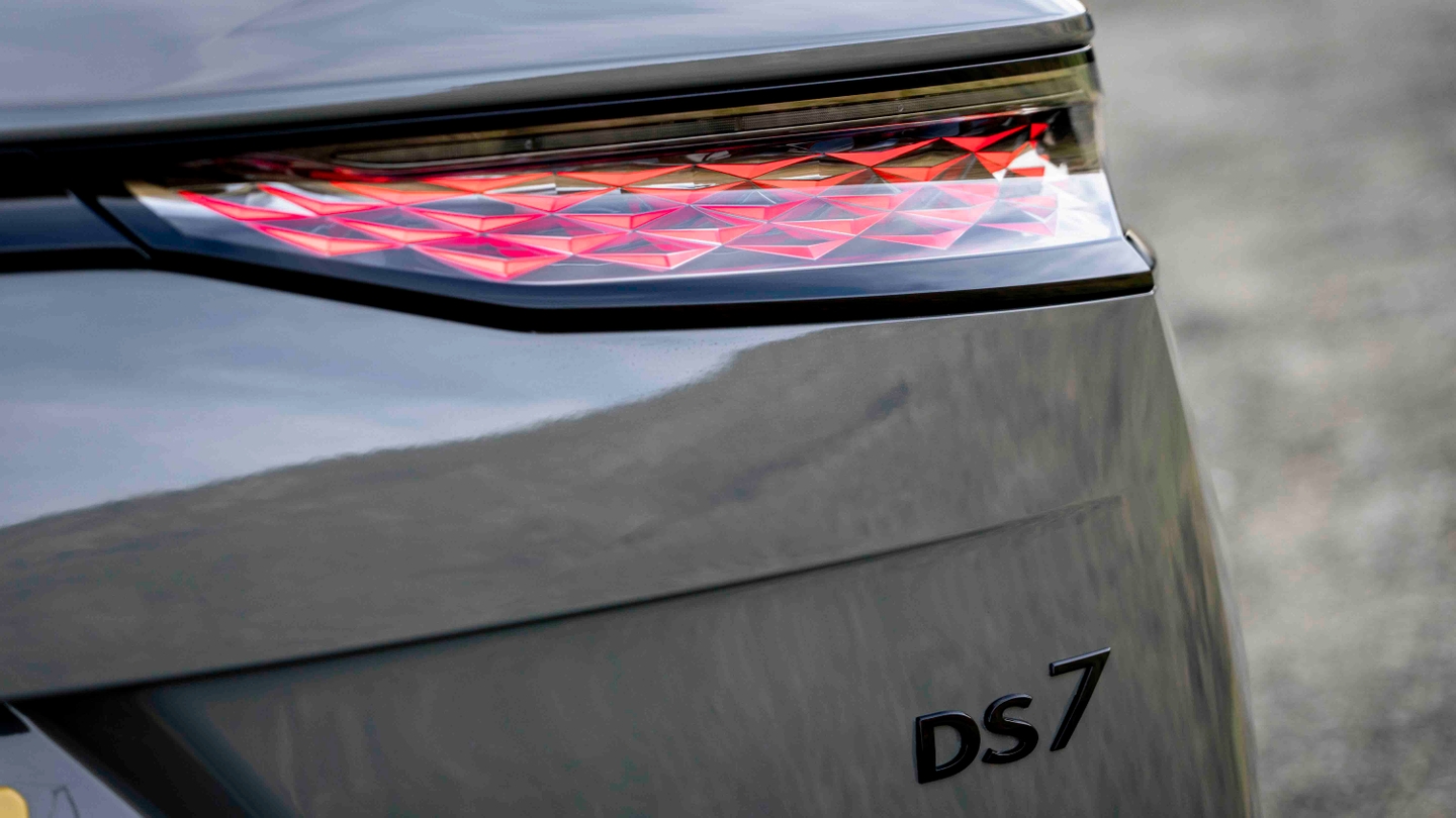 DS 7 tail-light
