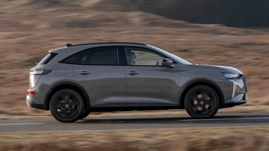 DS 7 driving side view