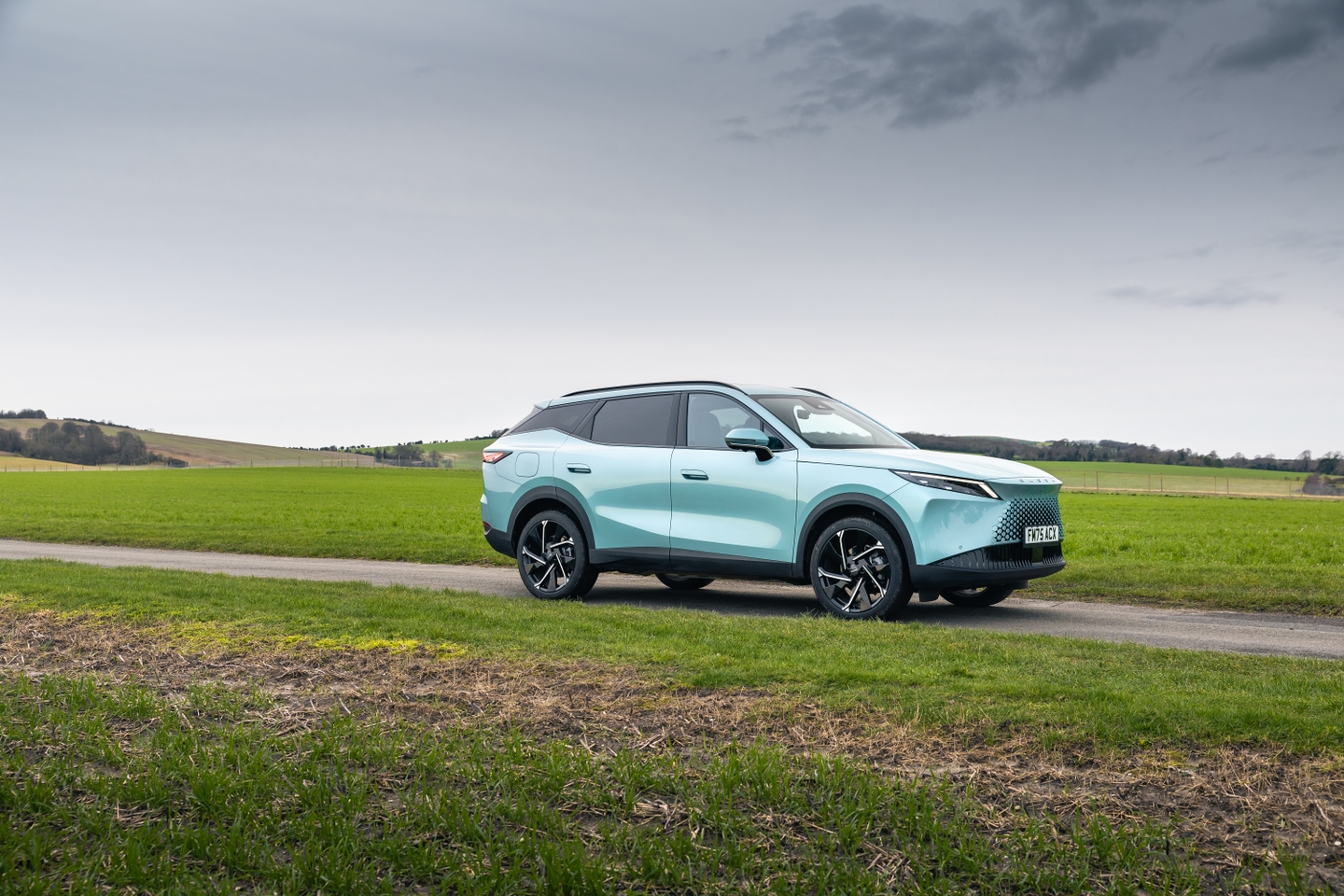 Omoda 7 PHEV - front three quarters static