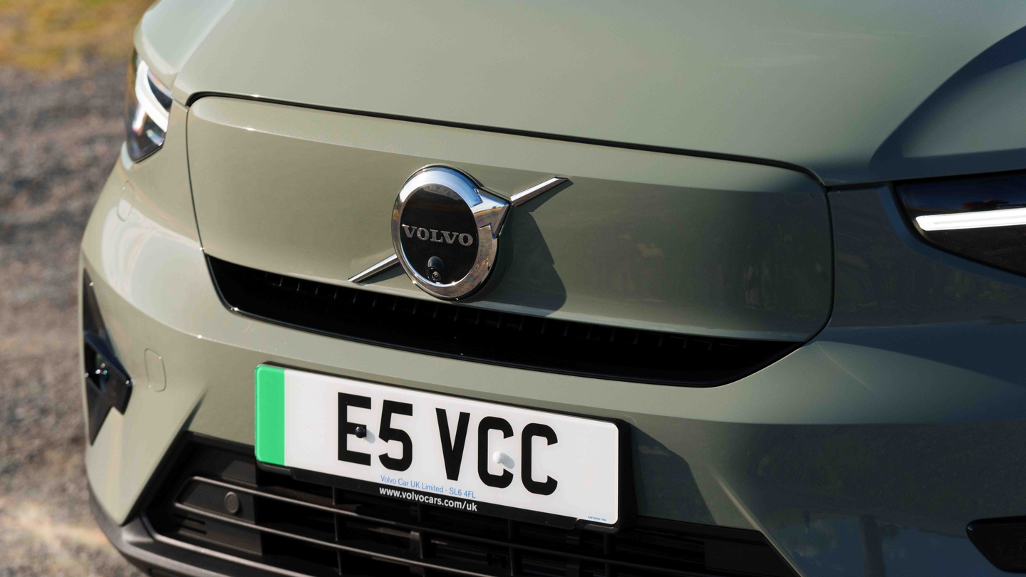 Volvo EX40 grille
