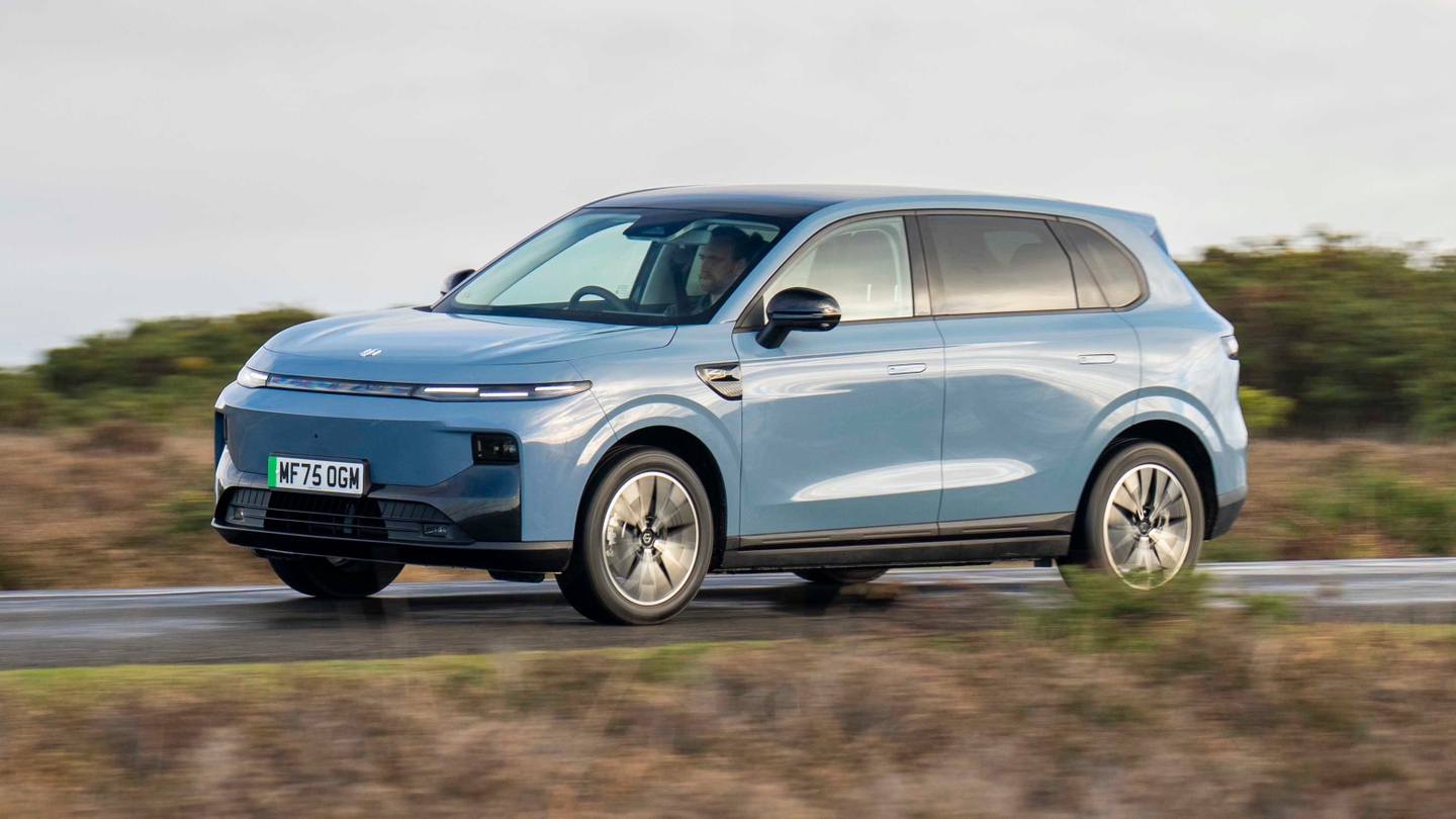 Leapmotor B10 driving, front/side view