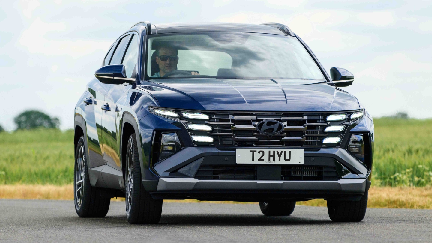 Hyundai Tucson cornering front view