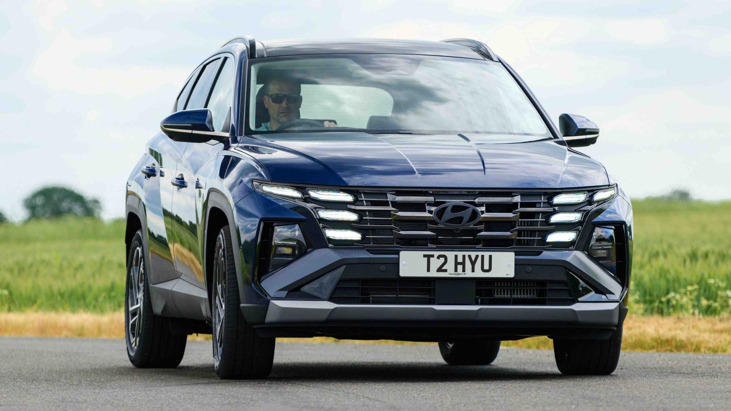 Hyundai Tucson cornering front view