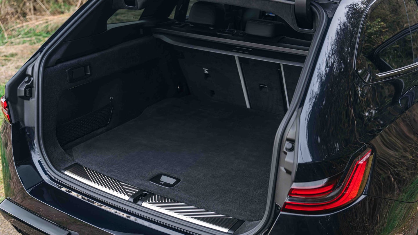 BMW M5 Touring boot