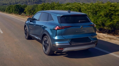 Renault Symbioz driving rear view