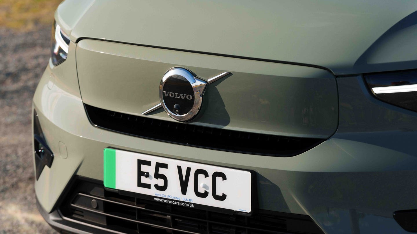 Volvo EX40 grille