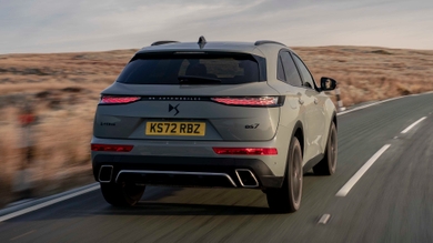 DS 7 driving rear view