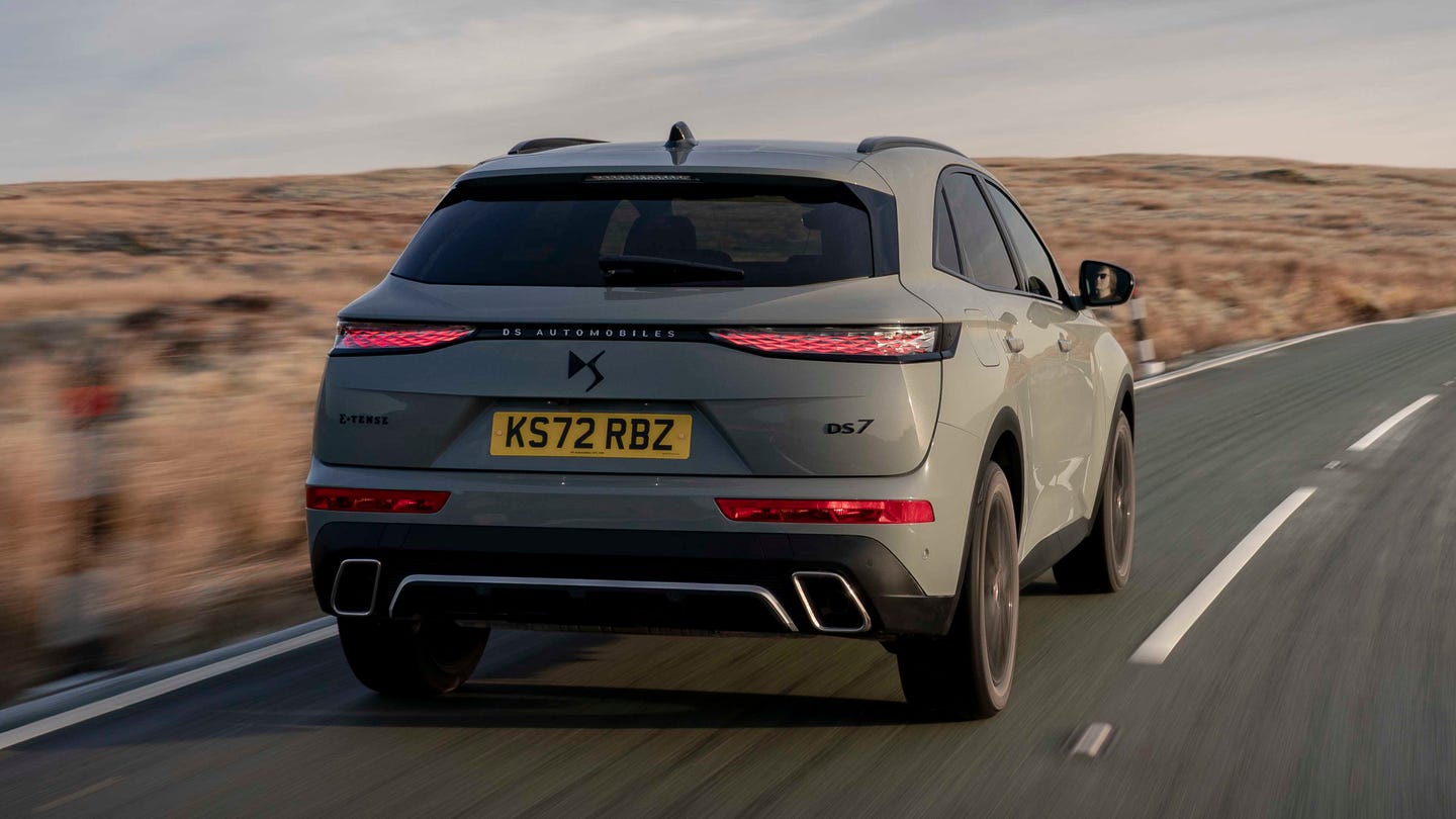DS 7 driving rear view