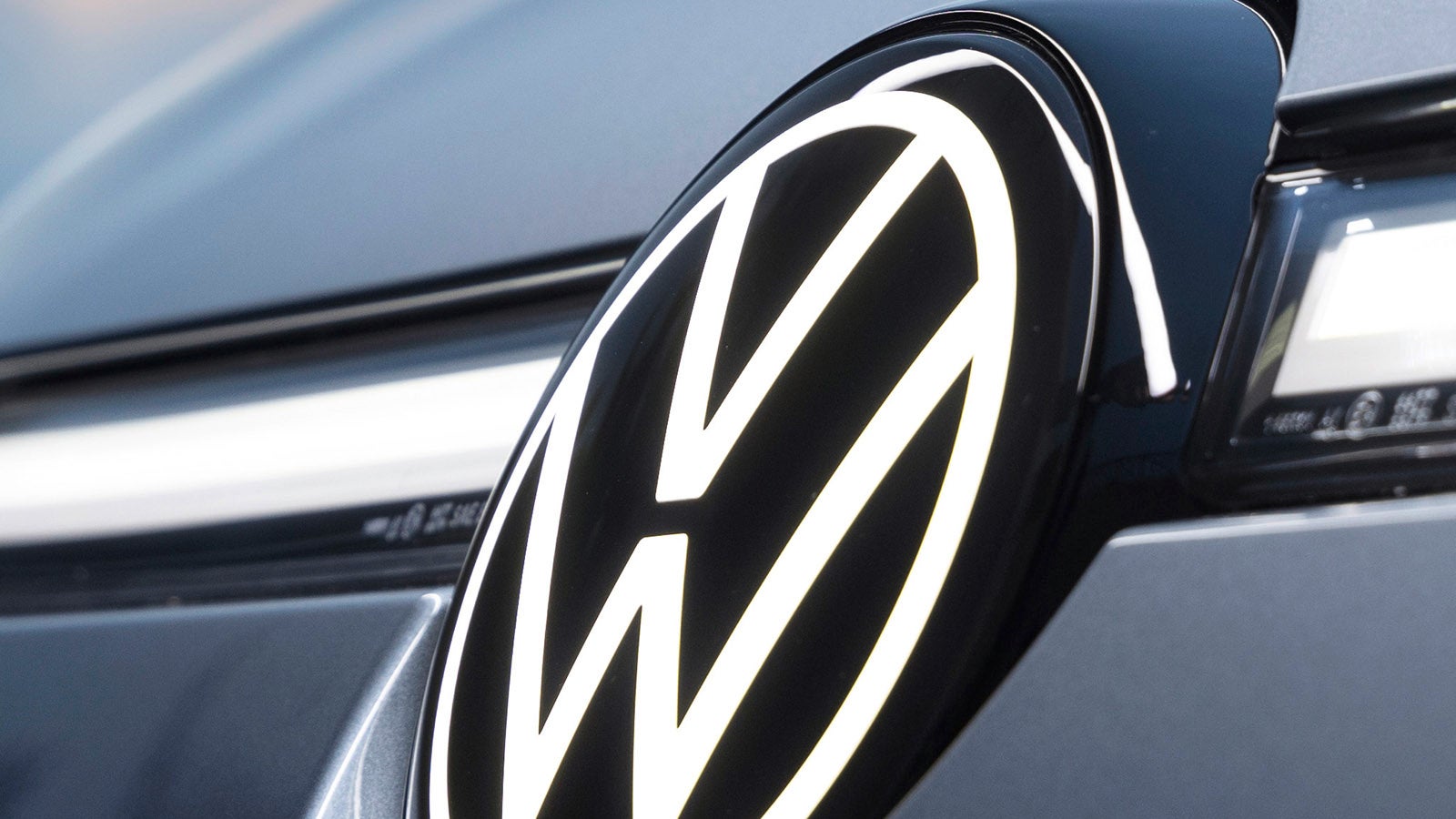 Volkswagen 000052120B Entry Lighting VW Logo India | Ubuy