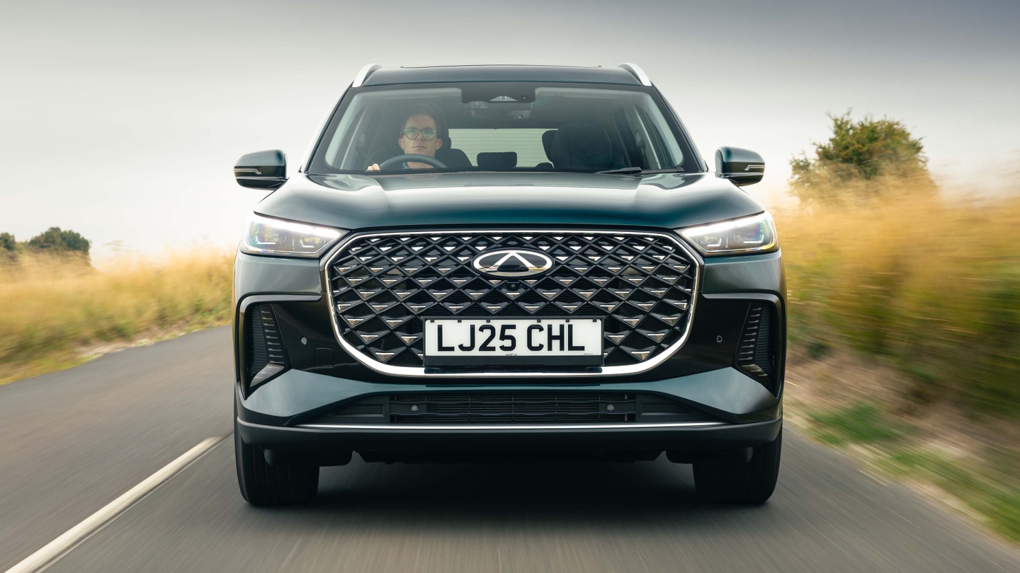 Chery Tiggo 8 driving front end view