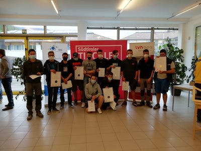 Brixner Berufsschüler auf dem Stockerl des Jugendwettbewerbs der Tischler 