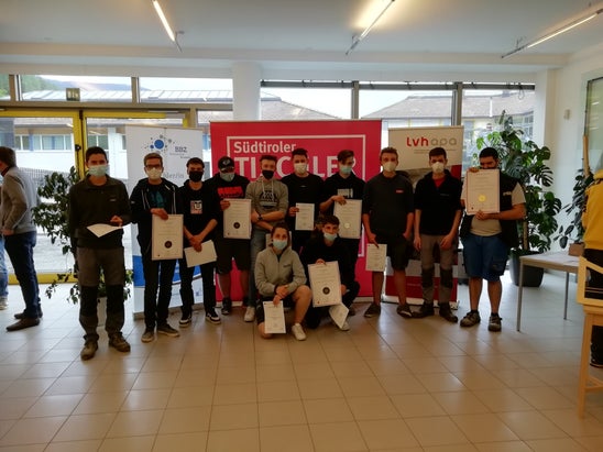 Brixner Berufsschüler auf dem Stockerl des Jugendwettbewerbs der Tischler 