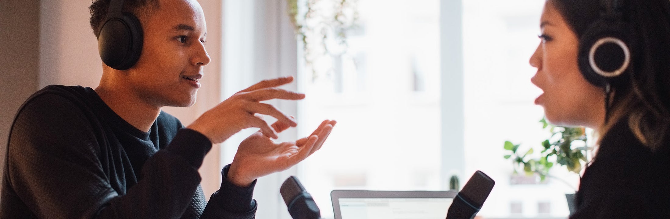 Jongen en meisje dragen een koptelefoon en voeren een gesprek door een microfoon