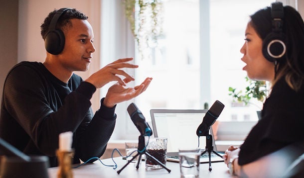 Jongen en meisje dragen een koptelefoon en voeren een gesprek door een microfoon