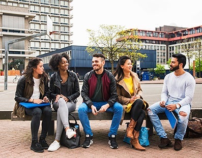 Groepje studenten op bankje op de campus