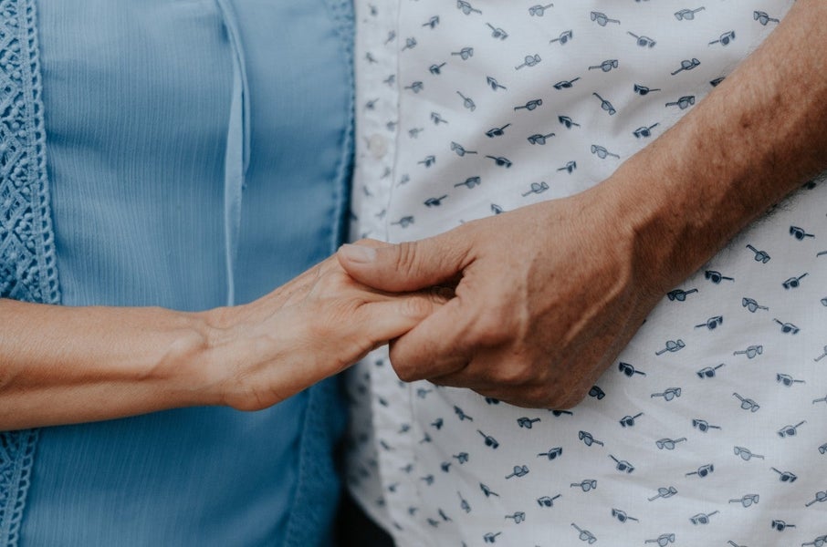 Een hand houdt een hand van iemand anders vast