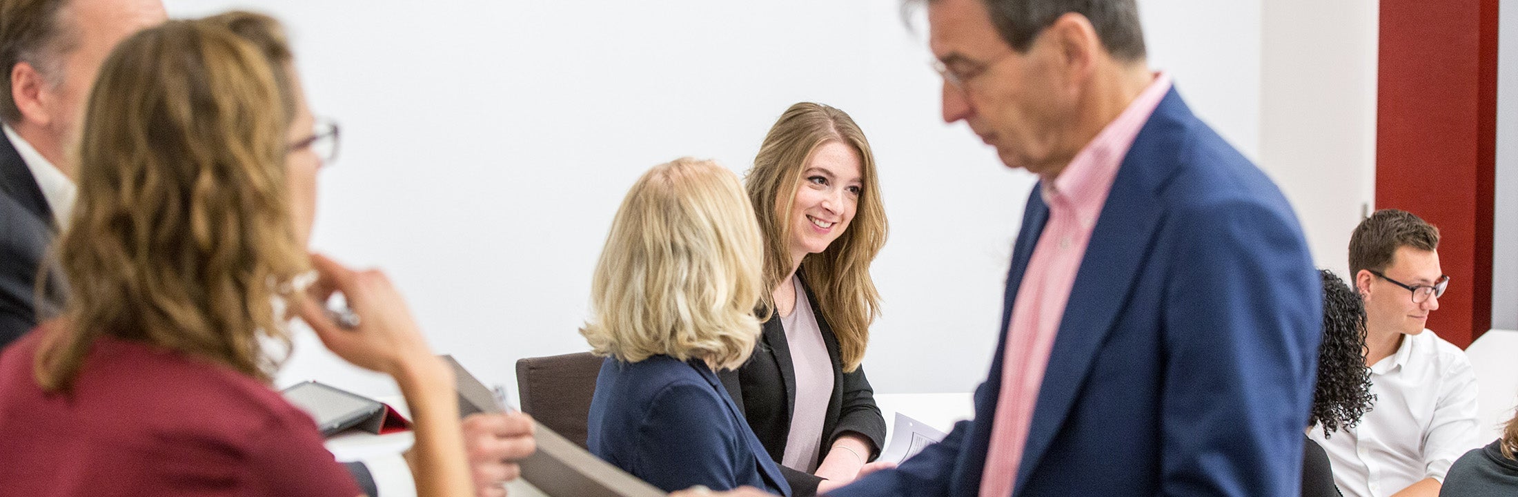Docent met professionals in les