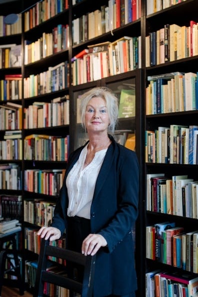 Schrijver Joke Hermsen bij haar boekenkast