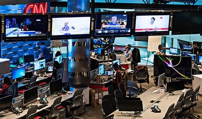 Nieuwsruimte met computers, tv's en bureaus