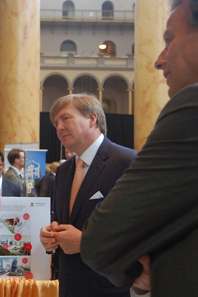 Masters Hydrology Director Prof. Philip Ward demonstrates the Aqueduct Global Floods tool to His Majesty King Willem-Alexander of the Netherlands. 