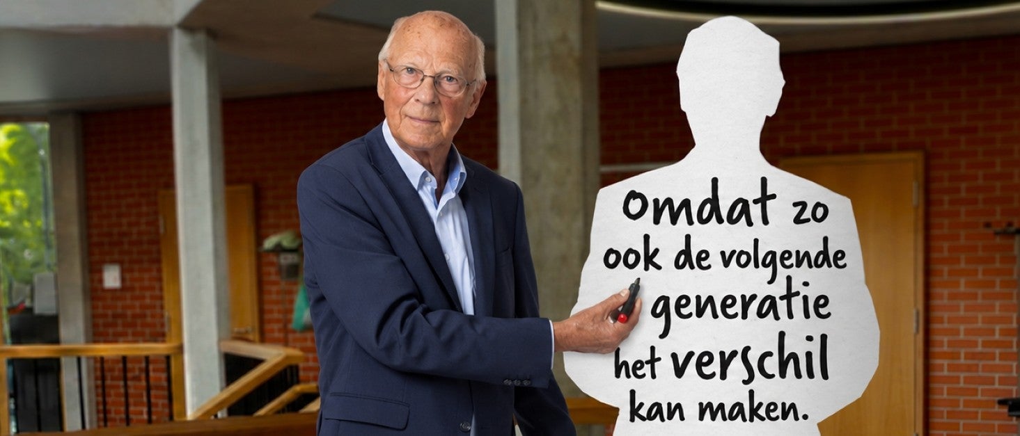 Oudere man die wijst naar tekst 'Omdat de volgende generatie het verschil kan maken'