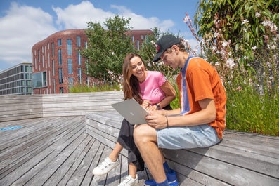 twee studenten zitten op het dakterras van de VU