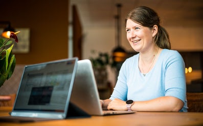 Cindy de Groot achter een laptop