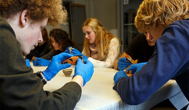 Studenten bestuderen potscherven