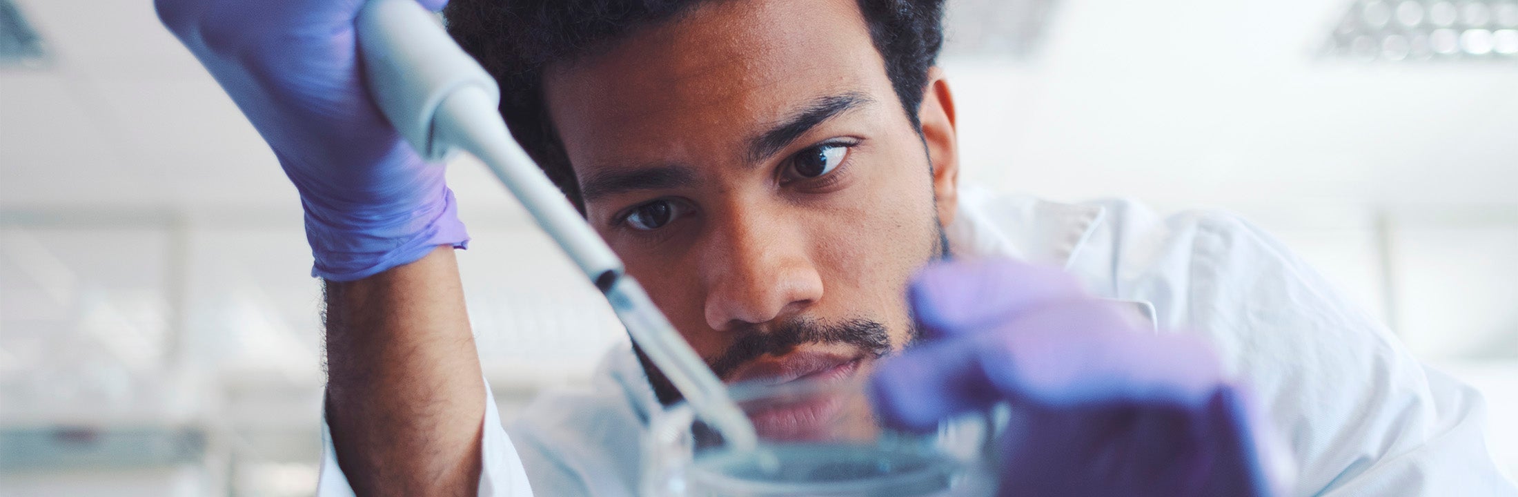 Student aan het pipetteren 