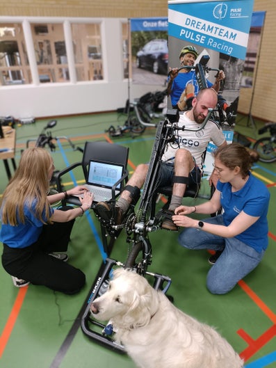 VU-studenten doen onderzoeken met atleet Peter op de fiets. 