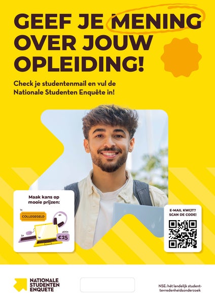 Een lachende man in de camera